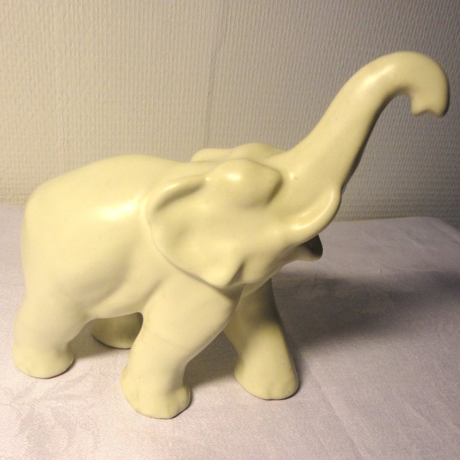 Elefant, Upsala Ekeby - Nr 8. Höjd 17 cm. Cremevit glasyr. 1939 - 48