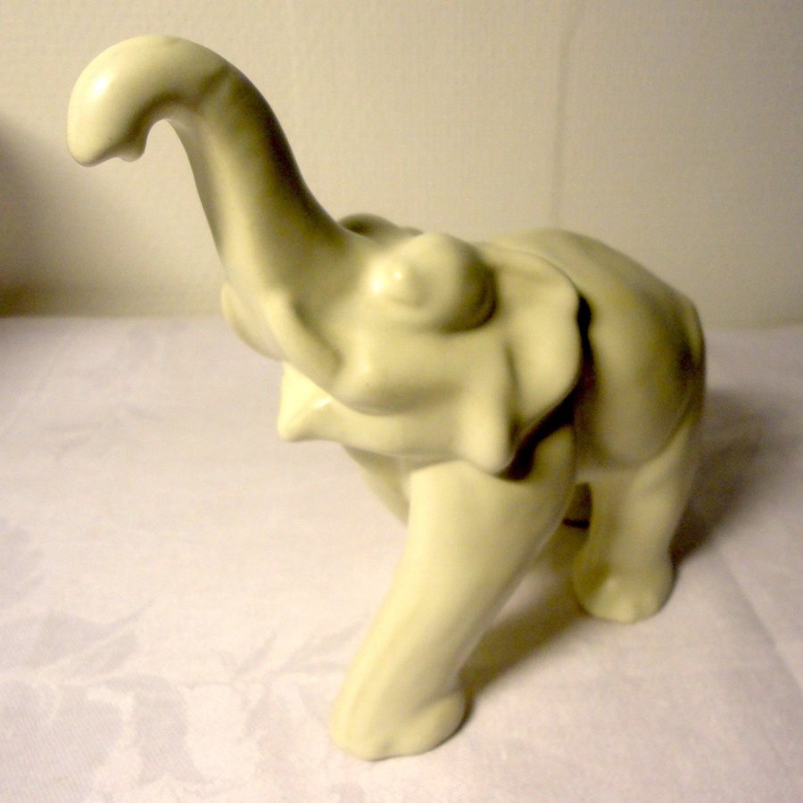 Elefant, Upsala Ekeby - Nr 8. Höjd 17 cm. Cremevit glasyr. 1939 - 48