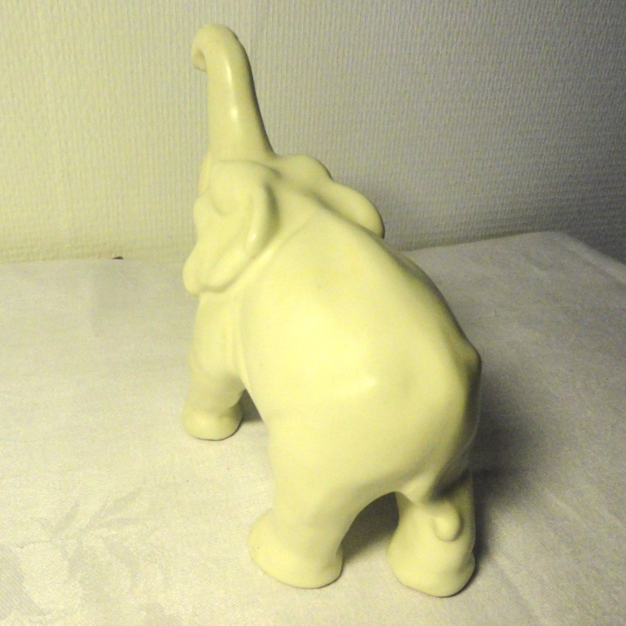 Elefant, Upsala Ekeby - Nr 8. Höjd 17 cm. Cremevit glasyr. 1939 - 48