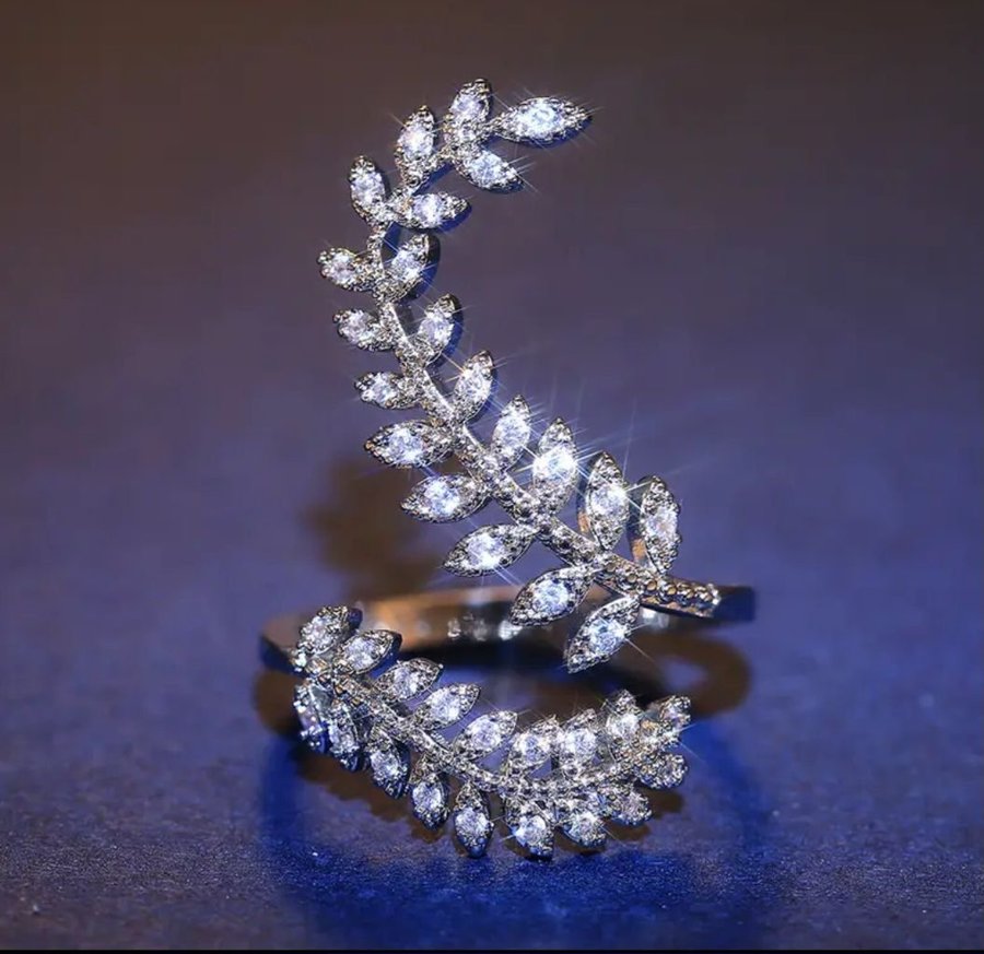 Beautiful long leaf ring with white zircon silver color size adjustable