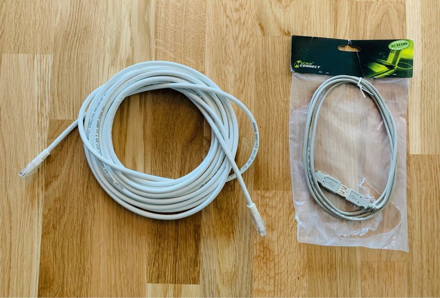 Nätverkskabel och USB-kabel