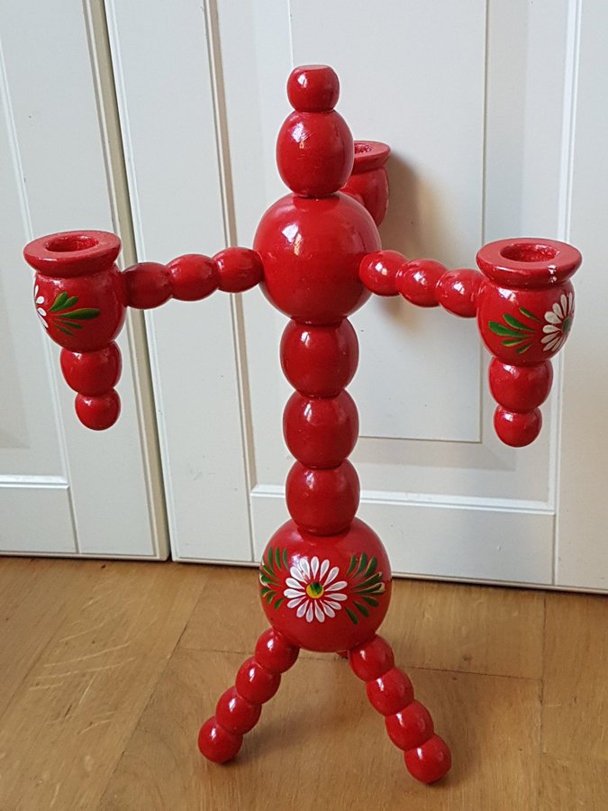 Äldre kulljusstake - träljusstake röd med blommor.