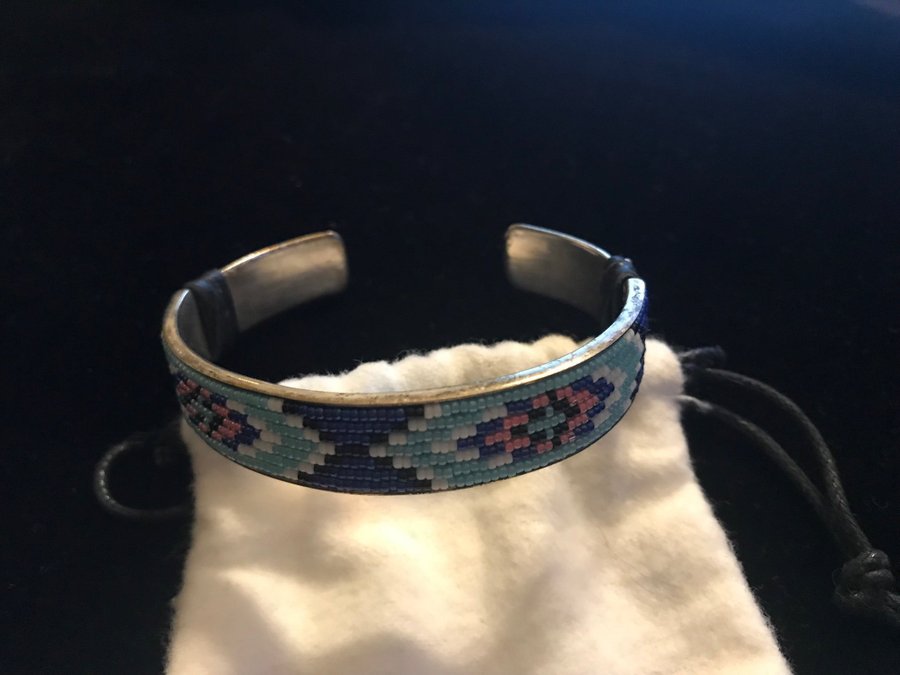 Stelt armband med pärlor indianpärlor Syster P Native