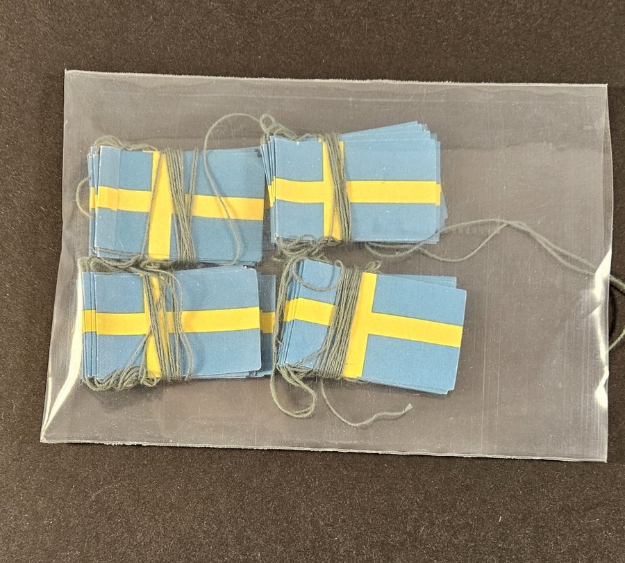 4 st flaggspel med svenska flaggan. Retro. Till julgranen.