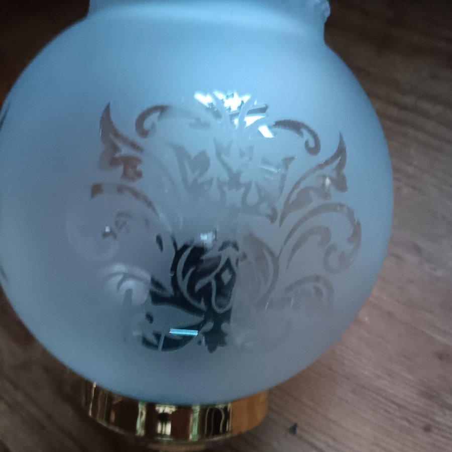 Vägglampa med frostat glas