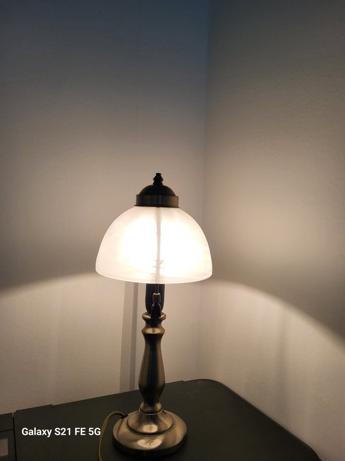 Bordslampa/ Lampfot med lampskärm i vitt glas