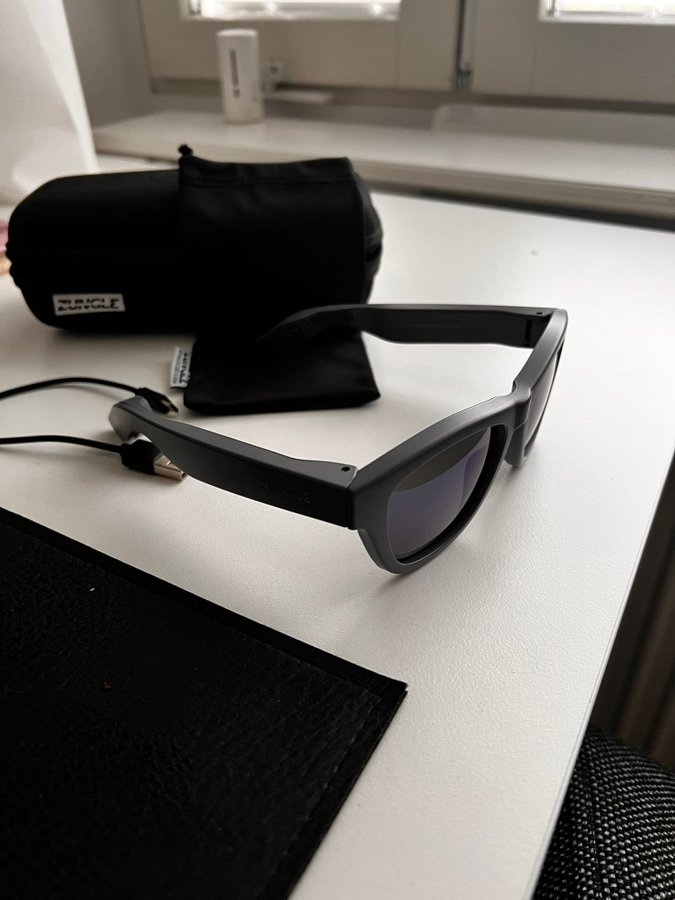 ZUNGLE Sunglasses - revolutionary glasses with bluetooth and speakers