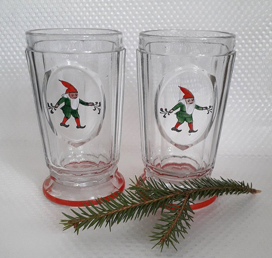 Två ovanliga glas julsenapsglas med emaljmålat tomte motiv tidigt 1900-tal.