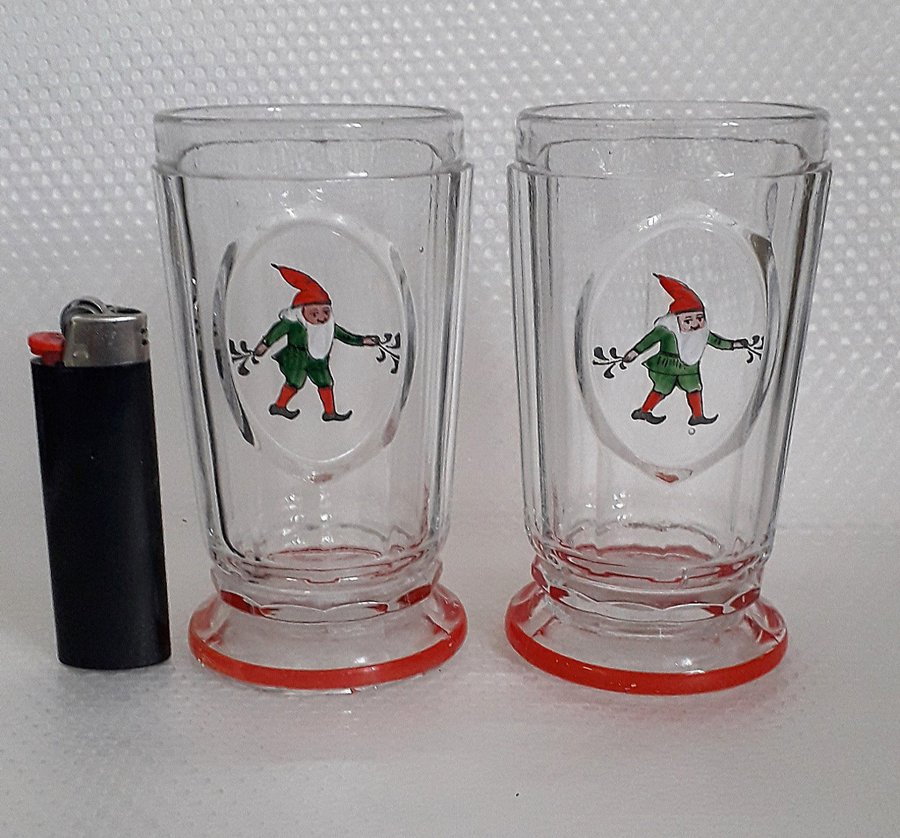 Två ovanliga glas julsenapsglas med emaljmålat tomte motiv tidigt 1900-tal.