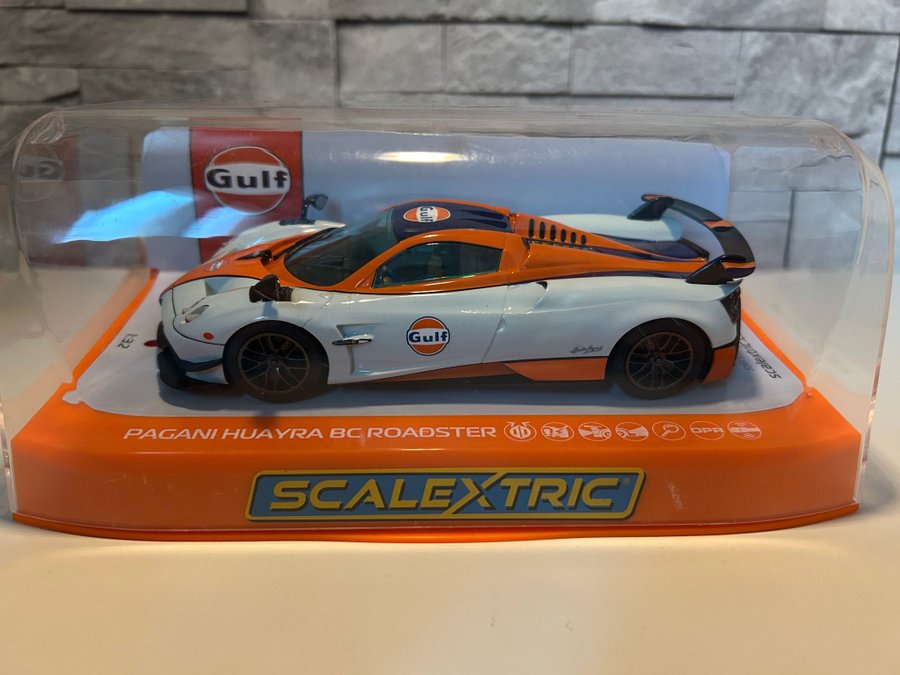 Scalextric C4335 Pagani Huayra BC Roadster Gulf Edition 1:32