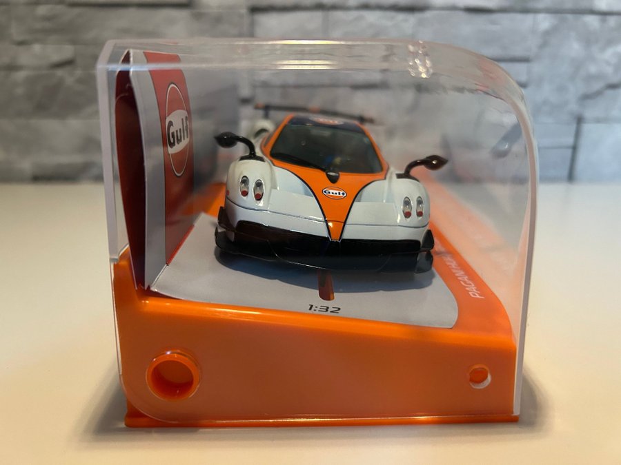 Scalextric C4335 Pagani Huayra BC Roadster Gulf Edition 1:32