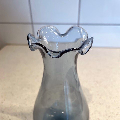 Vas i rökgrått glas Lindshammars glasbruk vintage retro