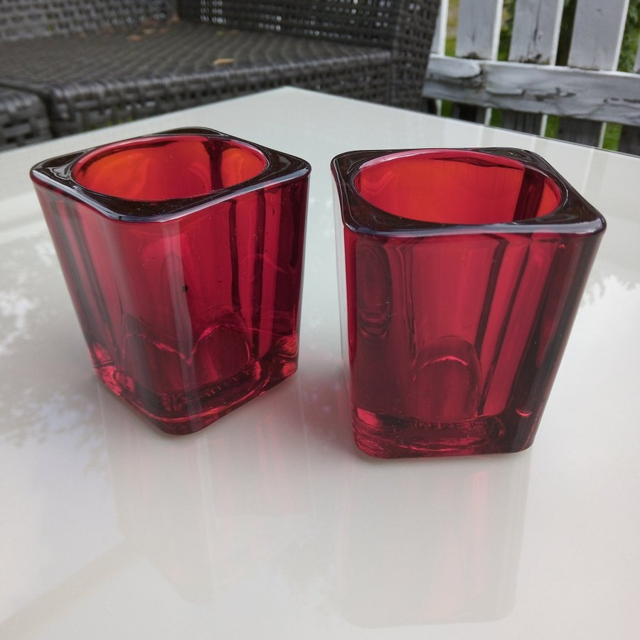 PENTIK FINLAND 2 ST RÖDA LJUSLYKTOR I GLAS