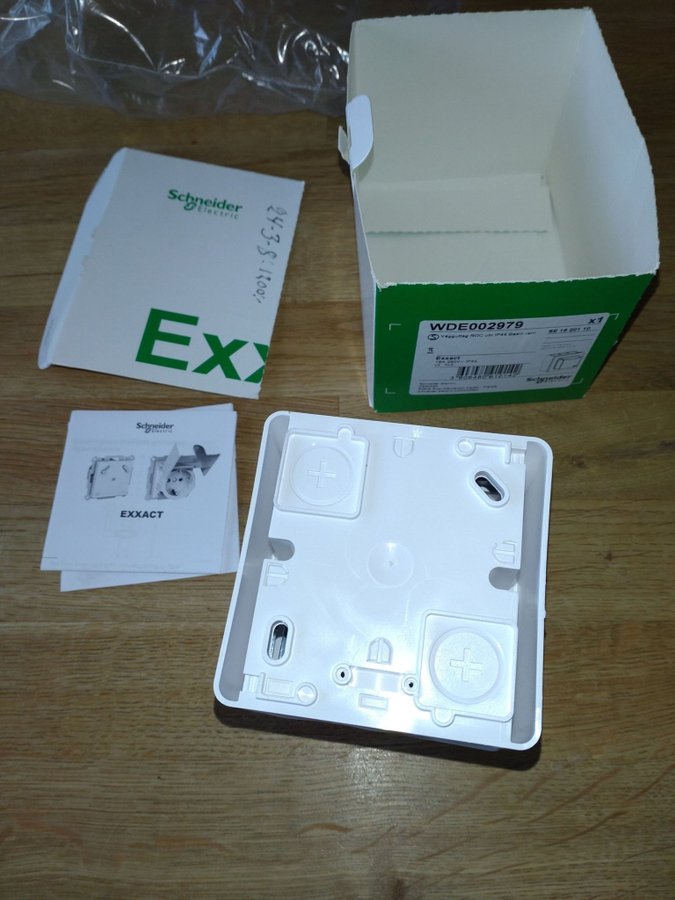 Schneider Electric Exxact VDE002979 Vägguttag IP44