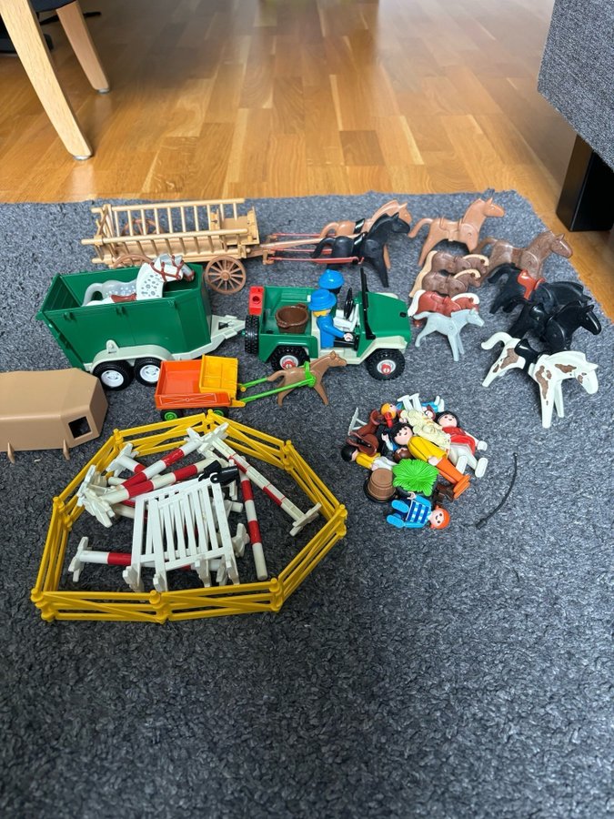 Playmobil Hästlekset med hästtransport, hästar, hinder och tillbehör