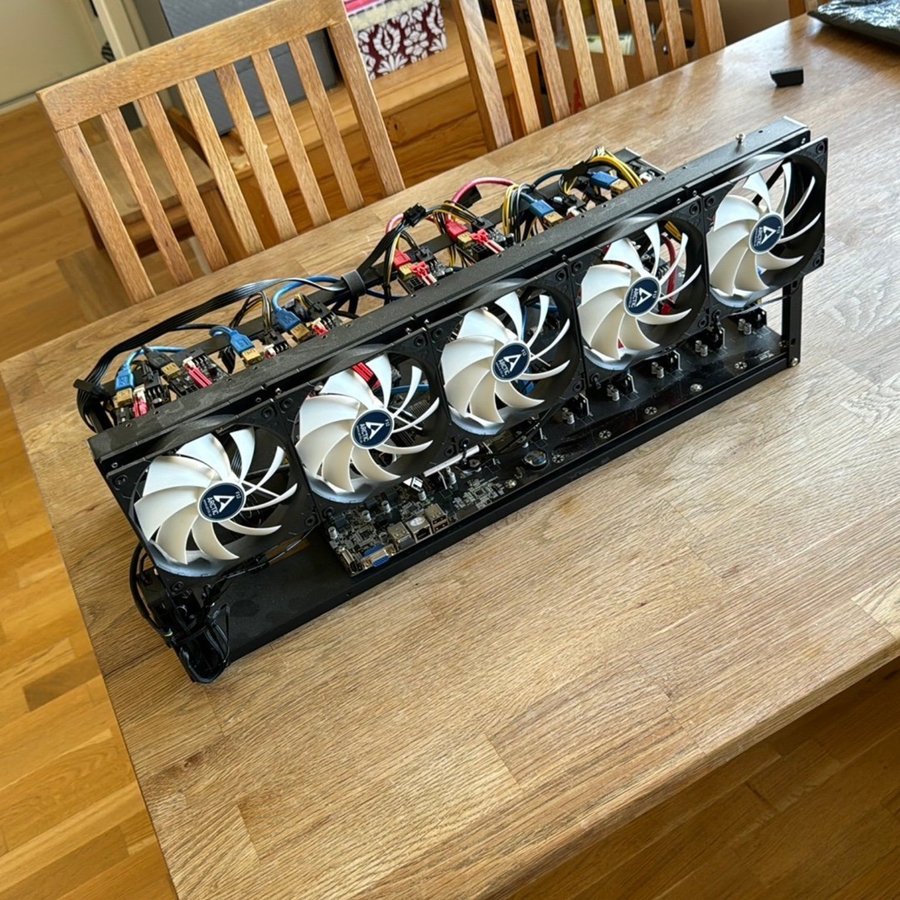 Mining rig med ett BTC-T37 - Plats för 8 GPU