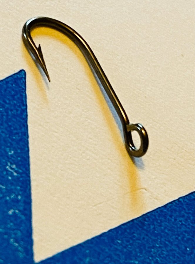 OBS MUSTAD nr12. Qual 1525 R. 100st kvalitetskrokar i sin original ask ! Brons.