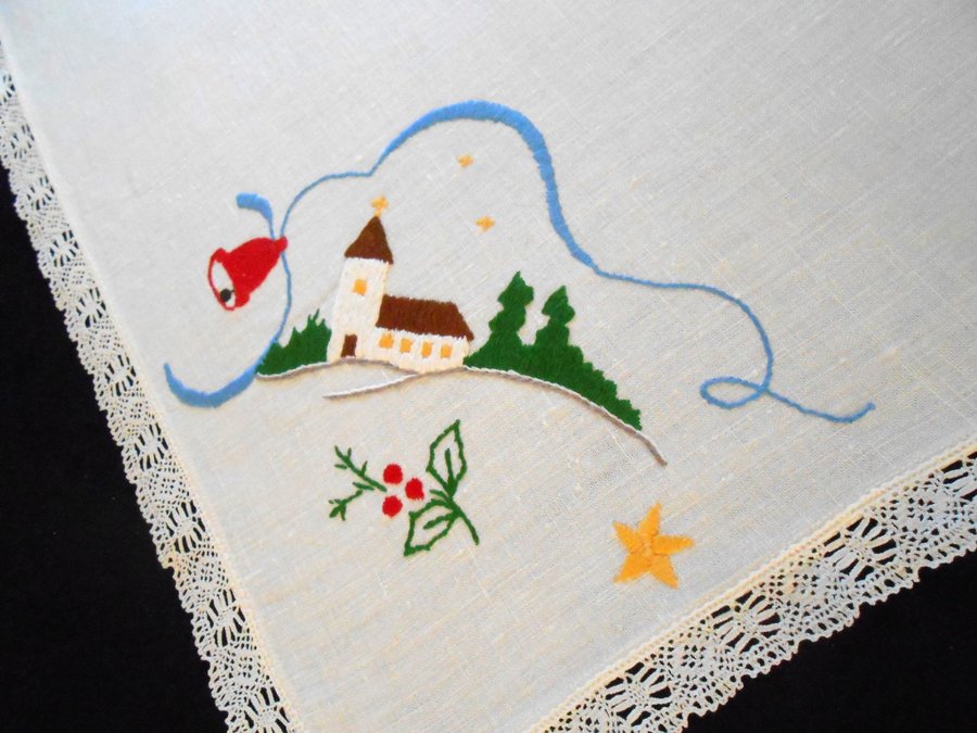 Vacker Handbroderad Retro Duk Julmotiv och Spets på Linne. 65 x 64 cm.