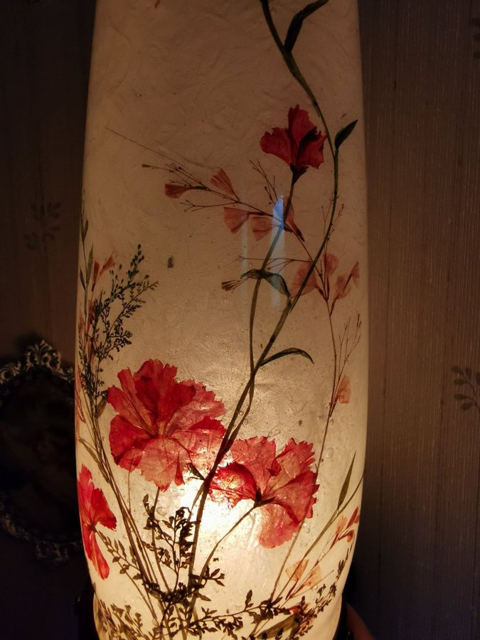 Vägglampa med äkta blommor