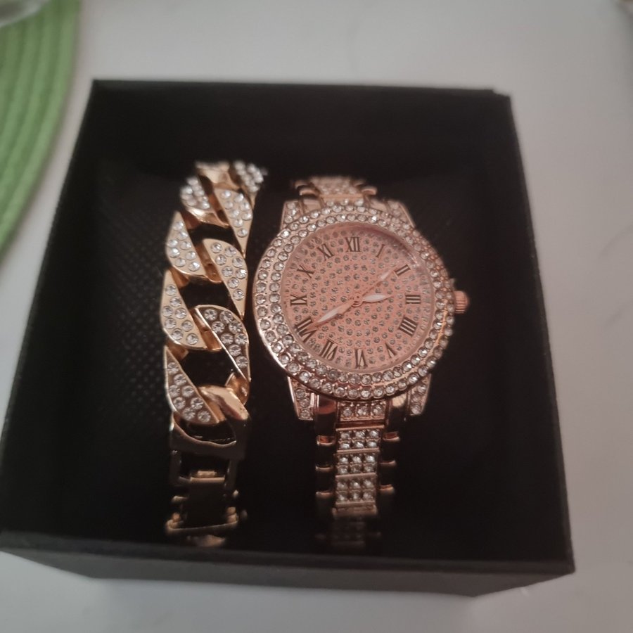 Women watch and bracelet