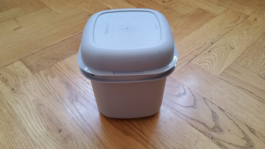 Tupperwaremförvaringsburk med lock i bra beg skick!