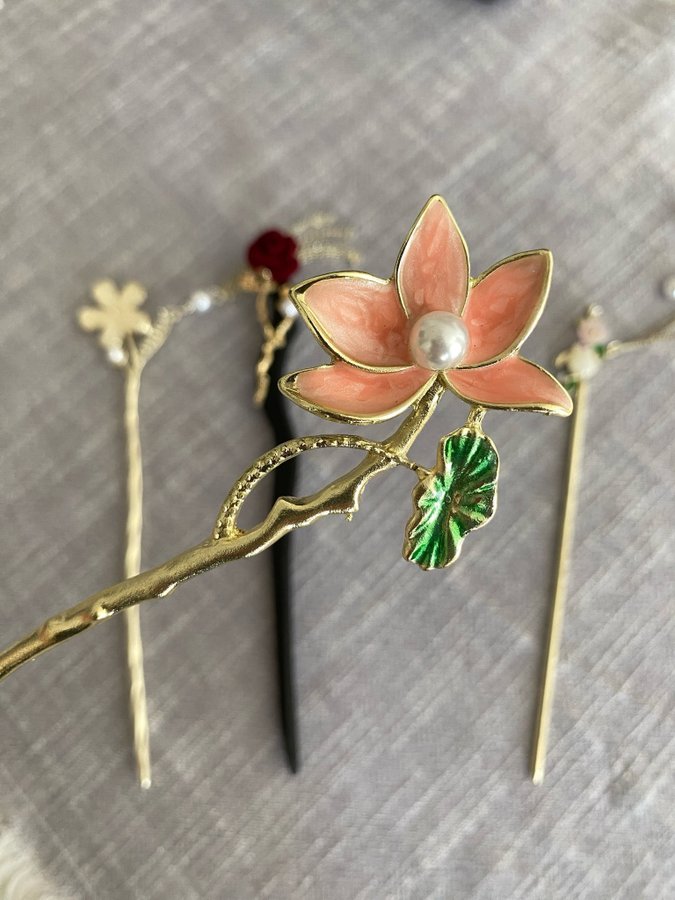 Lotus hair pin