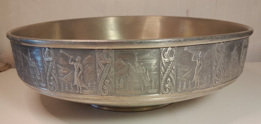 Kyrre Norsk Tinn Pewter. Skål med vackra gravyrer