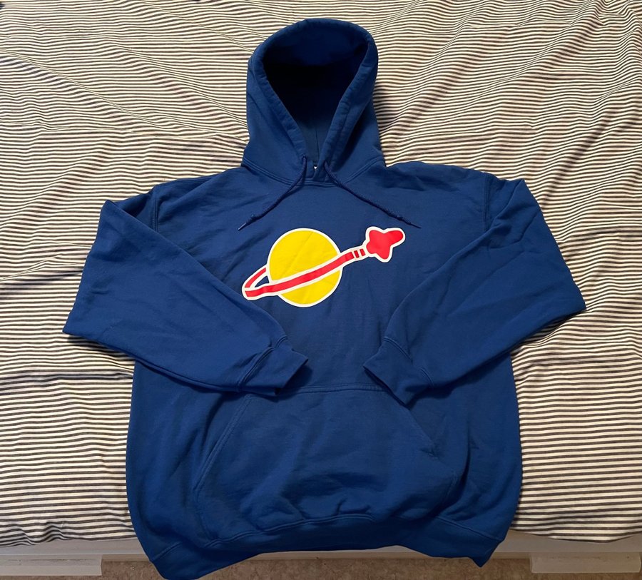 Blå Hoodie / Luvtröja med Classic Space motiv. Strl : Large . Rymd