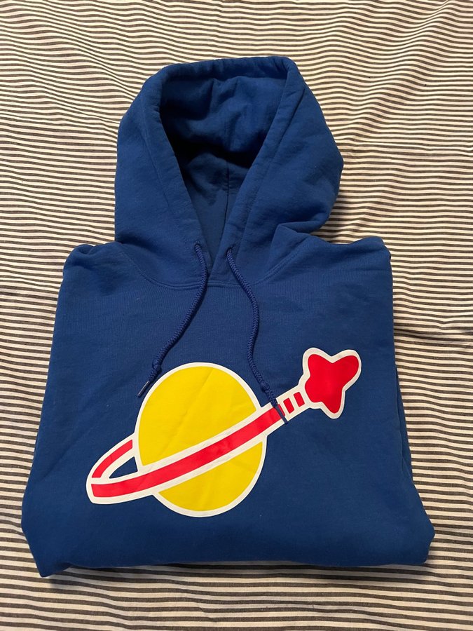 Blå Hoodie / Luvtröja med Classic Space motiv. Strl : Large . Rymd