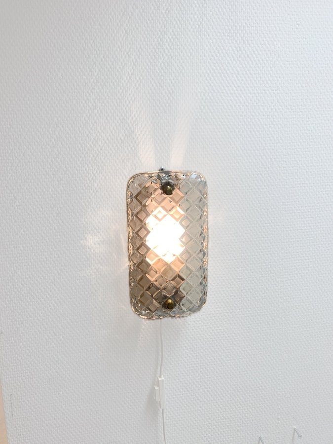 Vacker retro Vägglampa i glas med mässingsstomme.