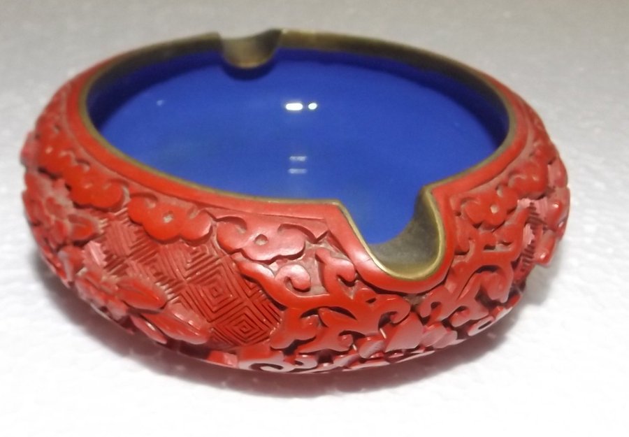 Antique Chinese Red Lacquer Ashtra - Kina