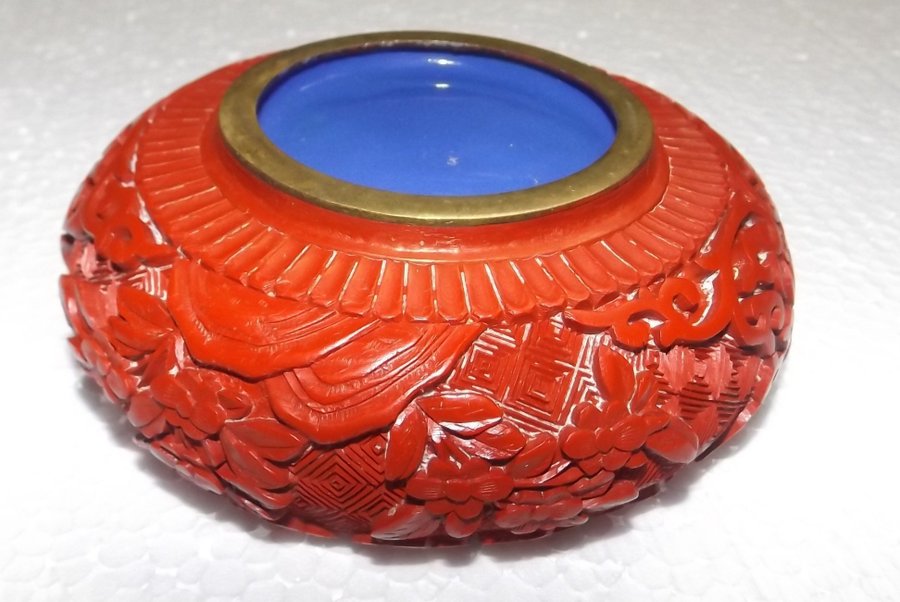 Antique Chinese Red Lacquer Ashtra - Kina