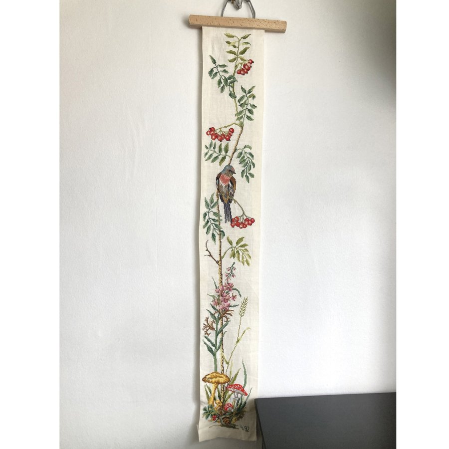 Bonad med broderade fåglar bär svampar blommor vintage retro broderi