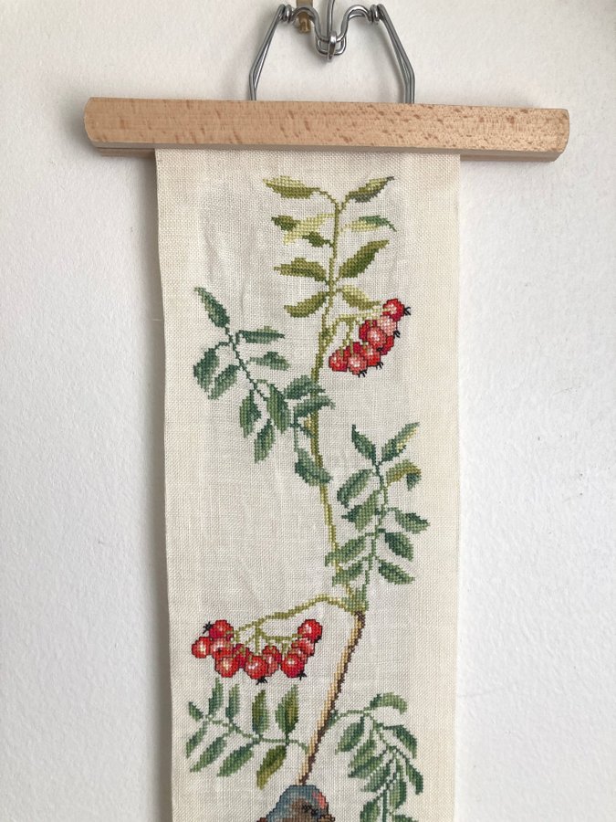 Bonad med broderade fåglar bär svampar blommor vintage retro broderi