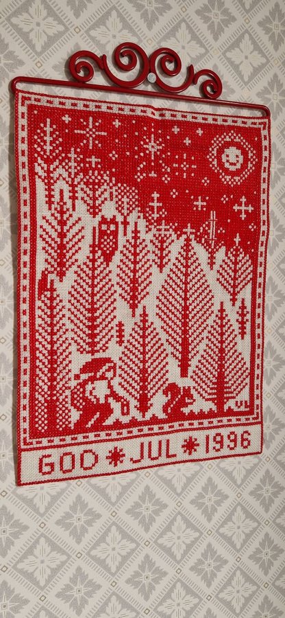 Julbonad med motiv av skog tomtar God Jul handbroderad