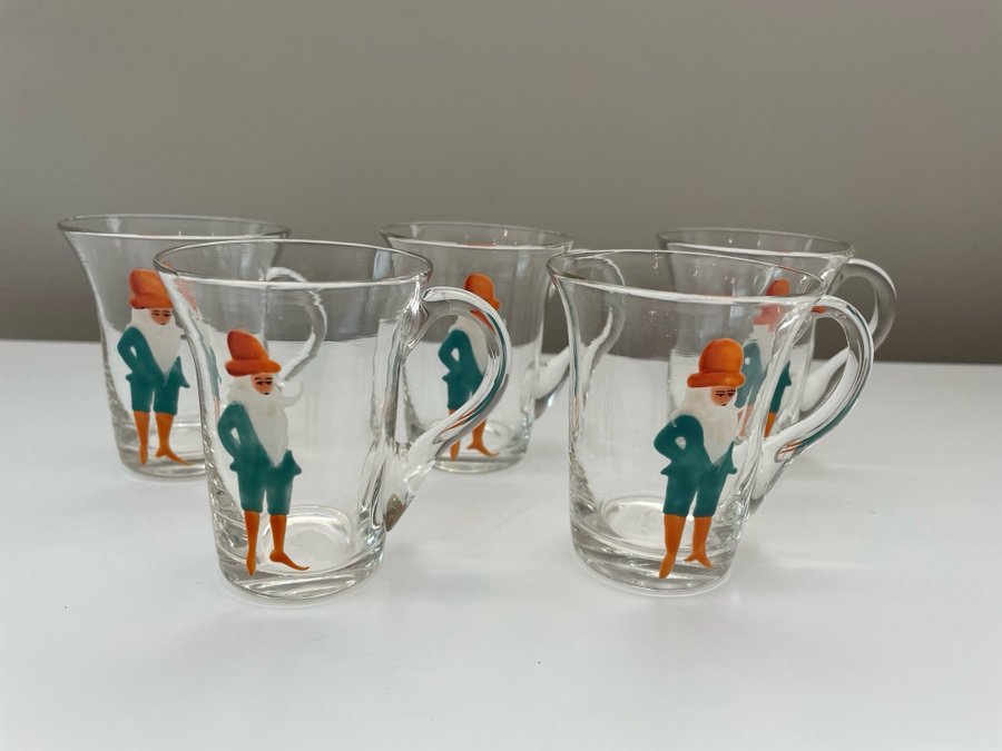 Vackra äldre glöggmuggar i glas tomte retro