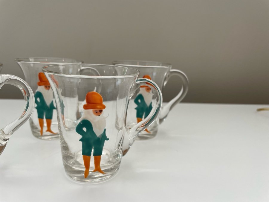 Vackra äldre glöggmuggar i glas tomte retro