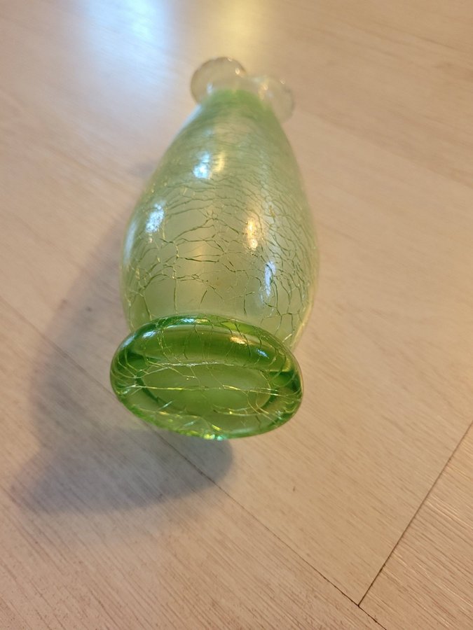 Grön vas i krackelerat glas