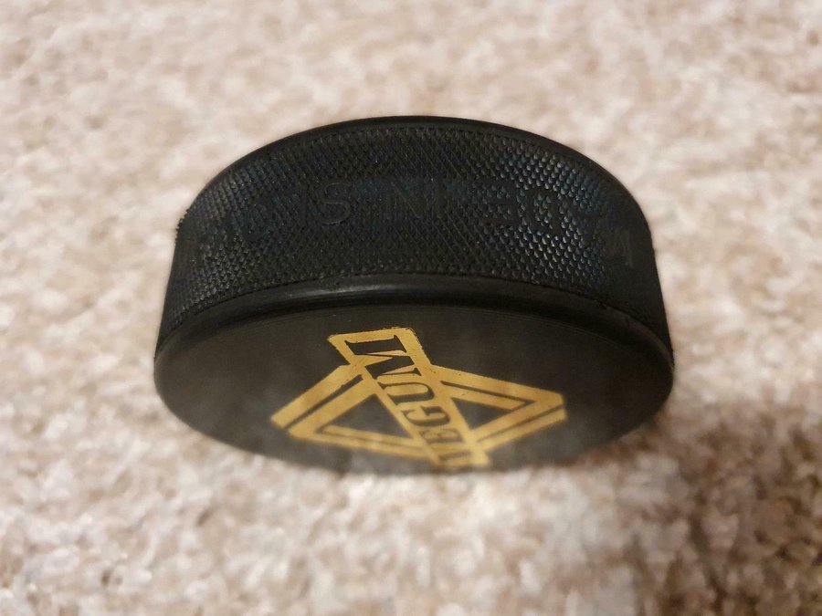 Eishockey Puck Vegum Gold made in Slowakei