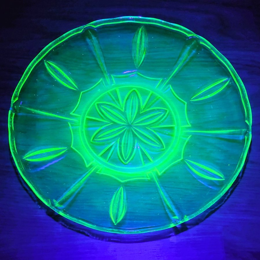 Vintage Uranium Glass Plate Beautiful Flower Design