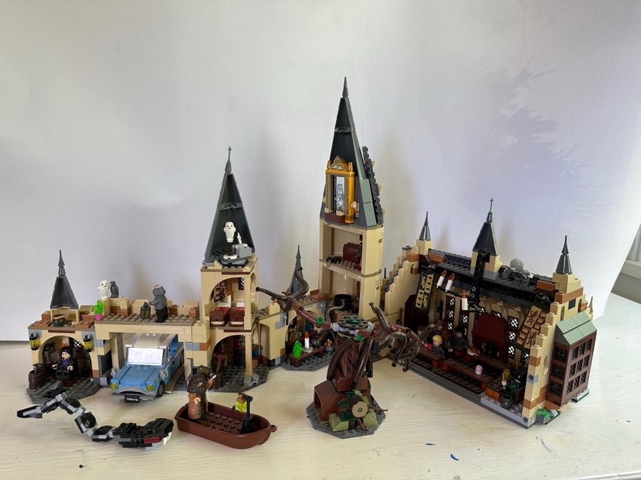 LEGO Stora Salen på Hogwarts 75954 + Piskande pilträdet på Hogwarts 75953