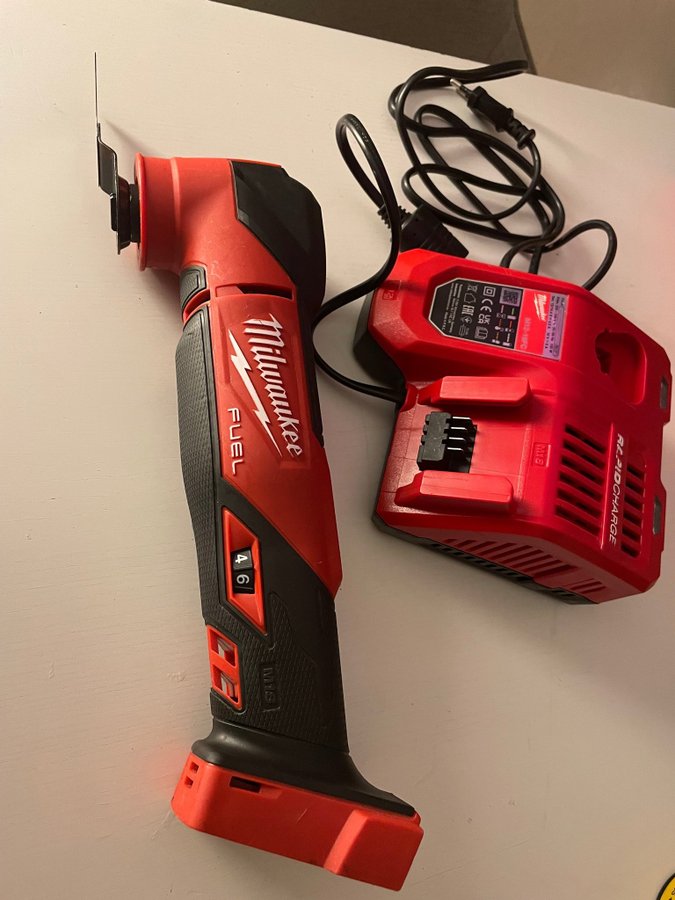 Milwaukee M12-18FC Snabbladdare och M18 FMT Verktyg