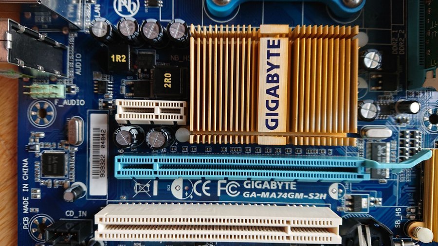 Gigabyte GA-MA74GM-S2H, Athlon II X4 @2.6GHz +2GB RAM