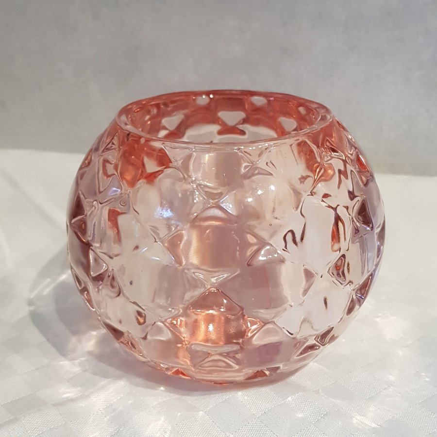 Ljuslykta,rosa glas,tung,höjd 9 cm,ca 10-11 cm i diameter.