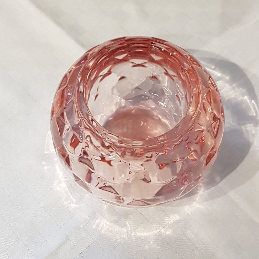 Ljuslykta,rosa glas,tung,höjd 9 cm,ca 10-11 cm i diameter.