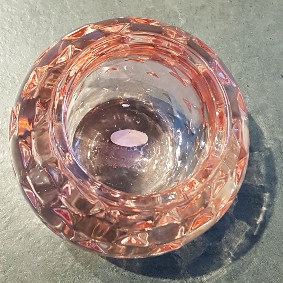 Ljuslykta,rosa glas,tung,höjd 9 cm,ca 10-11 cm i diameter.