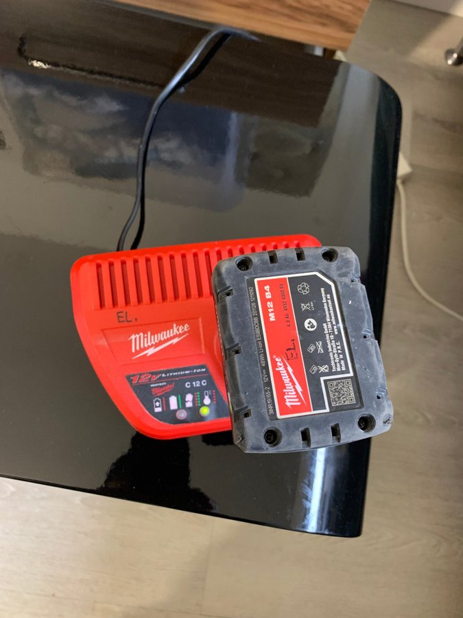 Milwaukee M12 B4 Batteri 4.0Ah/Laddare