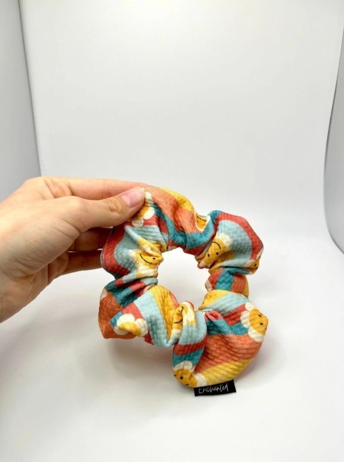 Mini Smiley Daisy Boho Scrunchie från Enchanted Scrunch NY