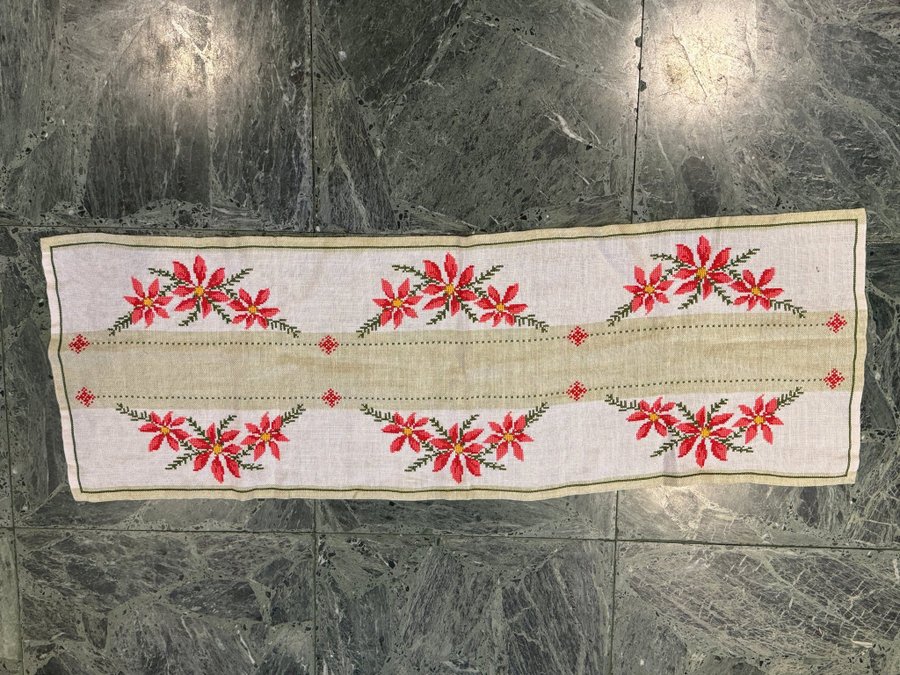 Handbroderad Bordslöpare Med Blommor - Jul - Mäter 101,5x35,5cm