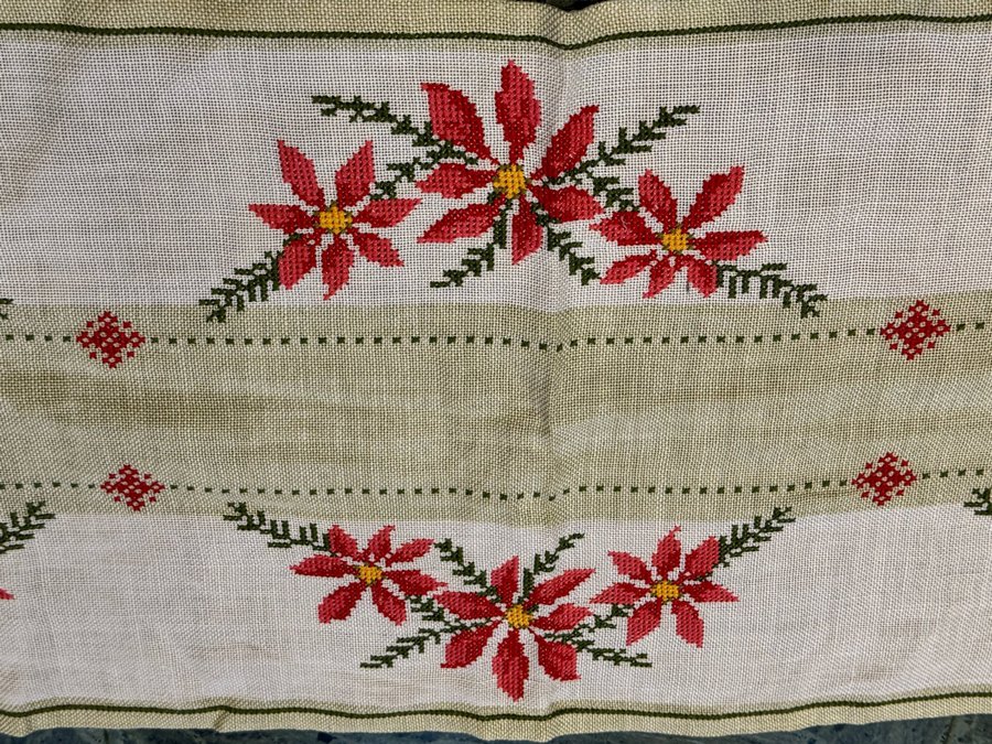 Handbroderad Bordslöpare Med Blommor - Jul - Mäter 101,5x35,5cm